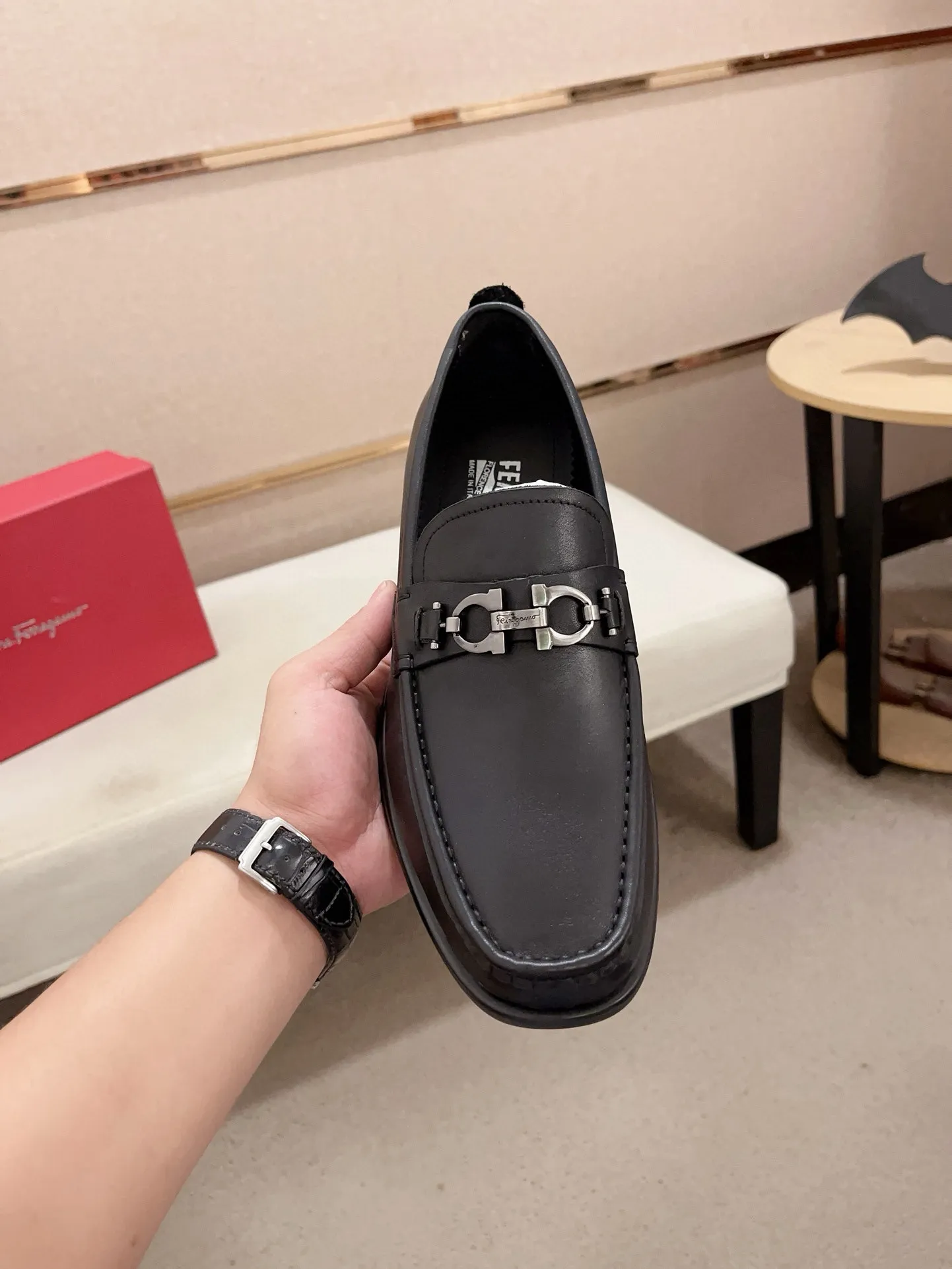 Men's shoes💰: 560💰 High version Ferragamo quality! 🆕🆕Exclusive hot-selling products in stock🔥🔥New products on the shelves, high-quality shoes, high-end driving shoes, with complete packaging! 💪 💪 Material: imported patented cowhide 🐂 + imported high-quality water-dyed cowhide lining + wear-resistant outsole 👍🏻👍🏻 Features: high-end and comfortable, purely handmade 🚀 🚀 Create the perfect shoes that suit you best 🔥 🔥 Size: (38-44) Can be customized 45 non-returnable!
